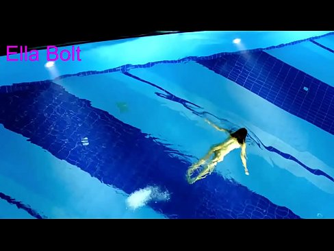❤️ Handikwanise kumira kuona, mudiki blonde akabatwa achishambira asina kupfeka muELLA BOLT resort pool zvinoyevedza ❌️❤